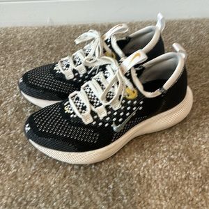 Nike React Escape rn - Size 7 - Black/cream